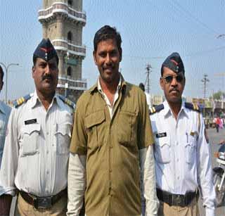 The return of 11 thousand bags, the authenticity of the autorickshaw driver | ११ हजारांची बॅग केली परत, ऑटोरिक्षाचालकाचा प्रामाणिकपणा The return of 11 thousand bags, the authenticity of the autorickshaw driver | ११ हजारांची बॅग केली परत, ऑटोरिक्षाचालकाचा प्रामाणिकपणा