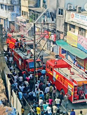 A fierce fire in the clothing store | कपड्याच्या दुकानाला भीषण आग A fierce fire in the clothing store | कपड्याच्या दुकानाला भीषण आग