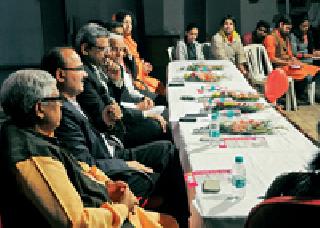 The interaction between parents and children is important | पालक आणि मुलांमधील सुसंवादच महत्त्वाचा The interaction between parents and children is important | पालक आणि मुलांमधील सुसंवादच महत्त्वाचा