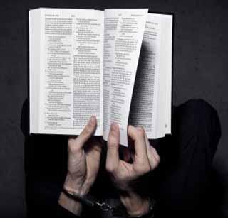 Friendships made with the books of captivity | बंदीजनांची केली पुस्तकांशी मैत्री Friendships made with the books of captivity | बंदीजनांची केली पुस्तकांशी मैत्री