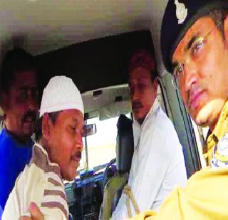 Police's 'Man Ki Baat' busted in Surat's mock drill | पोलिसांच्या ‘मन की बात’चा सुरतच्या मॉक ड्रिलमध्ये पर्दाफाश Police's 'Man Ki Baat' busted in Surat's mock drill | पोलिसांच्या ‘मन की बात’चा सुरतच्या मॉक ड्रिलमध्ये पर्दाफाश