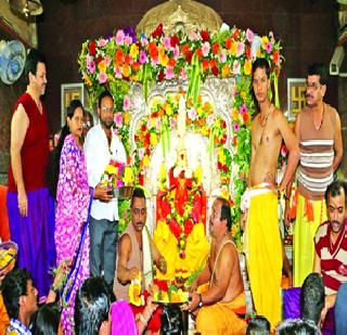 On the first day of the new year, there are five lakh pilgrims | नवीन वर्षाच्या पहिल्याच दिवशी टिटवाळ्यात पाच लाख भाविक On the first day of the new year, there are five lakh pilgrims | नवीन वर्षाच्या पहिल्याच दिवशी टिटवाळ्यात पाच लाख भाविक