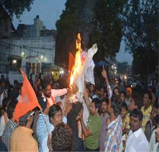 Aamir Khan's iconic statue burnt by the VHP | विहिंपने जाळला आमीर खानचा प्रतीकात्मक पुतळा Aamir Khan's iconic statue burnt by the VHP | विहिंपने जाळला आमीर खानचा प्रतीकात्मक पुतळा