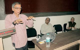 Mahatma Gandhi woke up national consciousness | महात्मा गांधींनी राष्ट्रीय चेतना जागविली