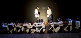 Chimukale riots in the presentation of comedy Badals | विनोदी बालनाट्यांच्या सादरीकरणात चिमुकले दंग Chimukale riots in the presentation of comedy Badals | विनोदी बालनाट्यांच्या सादरीकरणात चिमुकले दंग