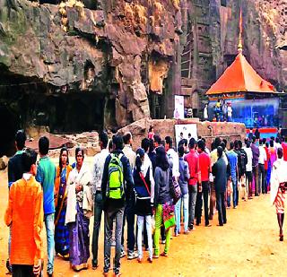 The beginning of the new year in Ekviradevi Darshan | एकवीरादेवी दर्शनाने नववर्षाची सुरूवात The beginning of the new year in Ekviradevi Darshan | एकवीरादेवी दर्शनाने नववर्षाची सुरूवात