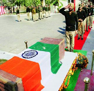 Pakistan firing over the border | सीमेवर पाकचा रात्रभर गोळीबार Pakistan firing over the border | सीमेवर पाकचा रात्रभर गोळीबार