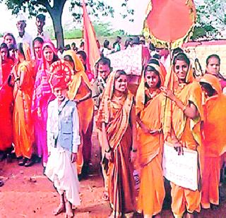 Savitribaiya greetings by various activities | विविध उपक्रमांनी सावित्रीबार्इंना अभिवादन Savitribaiya greetings by various activities | विविध उपक्रमांनी सावित्रीबार्इंना अभिवादन