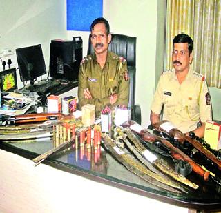 Large arms seized from the house at Mulshat | मुळशीत घरातून मोठा शस्त्रसाठा जप्त Large arms seized from the house at Mulshat | मुळशीत घरातून मोठा शस्त्रसाठा जप्त