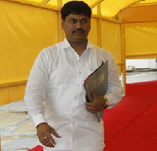 Dhananjay Munde's car on the road to Bhagwangad | भगवानगडावर धनंजय मुंडे यांच्या गाडीवर दगडफेकीचा प्रयत्न Dhananjay Munde's car on the road to Bhagwangad | भगवानगडावर धनंजय मुंडे यांच्या गाडीवर दगडफेकीचा प्रयत्न