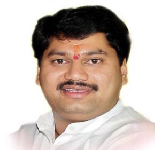 Picketing on Dhananjay Mundane's car in Bhagwan Gada | भगवानगडावर धनंजय मुंडेंच्या गाडीवर दगडफेक Picketing on Dhananjay Mundane's car in Bhagwan Gada | भगवानगडावर धनंजय मुंडेंच्या गाडीवर दगडफेक