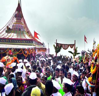 'Changhhala' alarm on madhargad! | मांढरगडावर ‘चांगभलं’चा गजर! 'Changhhala' alarm on madhargad! | मांढरगडावर ‘चांगभलं’चा गजर!
