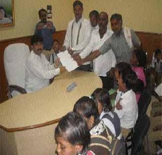 Students Stage Movement | विद्यार्थ्यांचे ठिय्या आंदोलन Students Stage Movement | विद्यार्थ्यांचे ठिय्या आंदोलन