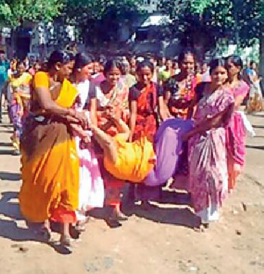 Women attacked on illegal liquor seller | अवैध दारू विक्रेत्यावर महिलांचा हल्ला Women attacked on illegal liquor seller | अवैध दारू विक्रेत्यावर महिलांचा हल्ला