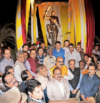 'Newspaper vendor brother artwork' | ‘वृत्तपत्र विक्रेता बंधू शिल्पकृती ’ 'Newspaper vendor brother artwork' | ‘वृत्तपत्र विक्रेता बंधू शिल्पकृती ’