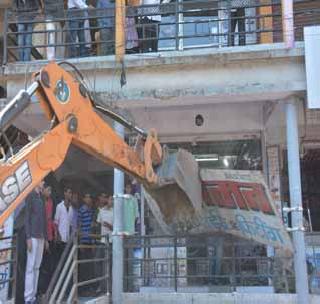 Unauthorized pens, flags removed by police | पोलिसांनी काढले अनधिकृत फलक, झेंडे