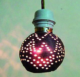 Lamps originated from coconut shells | नारळाच्या करवंटीतून साकारले दिवे Lamps originated from coconut shells | नारळाच्या करवंटीतून साकारले दिवे