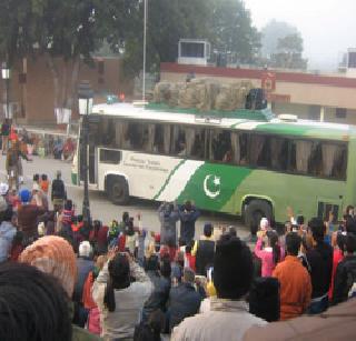 India - Pakistan 'friendship' to the border line | भारत - पाकची 'दोस्ती' सीमा रेषेपर्यंतच