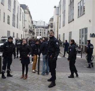 In Paris, a terrorist attack on the French magazine's office, 12 killed | पॅरीसमध्ये फ्रेंच मासिकाच्या कार्यालयावर दहशतवादी हल्ला , १२ ठार