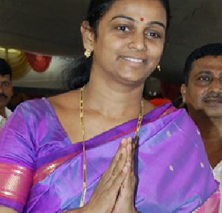 Shubha Roul's family relieved Shivsena, MNS took Ramesh Ram | शुभा राऊळ यांची शिवसेनेत घरवापसी, मनसेला केला रामराम Shubha Roul's family relieved Shivsena, MNS took Ramesh Ram | शुभा राऊळ यांची शिवसेनेत घरवापसी, मनसेला केला रामराम