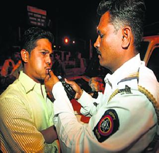 Suspending the license of 42 thousand 'Palaisam' | ४२ हजार ‘तळीरामां’चे लायसन्स निलंबित