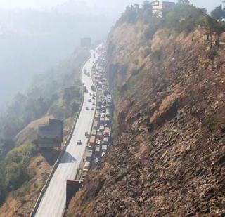 In Khandala Ghat, traffic restrictions for 7 hours | खंडाळा घाटात ७ तास वाहतूक कोंडी In Khandala Ghat, traffic restrictions for 7 hours | खंडाळा घाटात ७ तास वाहतूक कोंडी