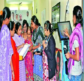 Voters slip getting hit by the button | बटन दाबताच मिळतेय वोटरस्लिप