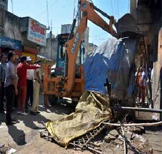 The police action on the next day | दुस-या दिवशीही पोलिसांची कारवाई