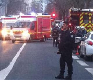 Paris rebounds again by firing, firing | गोळीबार, स्फोटामुळे पॅरिस पुन्हा हादरले Paris rebounds again by firing, firing | गोळीबार, स्फोटामुळे पॅरिस पुन्हा हादरले