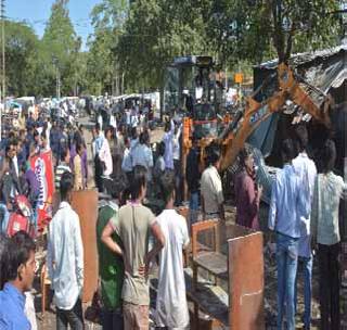 Elimination of encroachment on luxury stand | लक्झरी स्टँडवरील अतिक्रमणाचा सफाया Elimination of encroachment on luxury stand | लक्झरी स्टँडवरील अतिक्रमणाचा सफाया