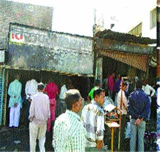 Fire extinguishers in four shops | आग लागून चार दुकाने भस्मसात