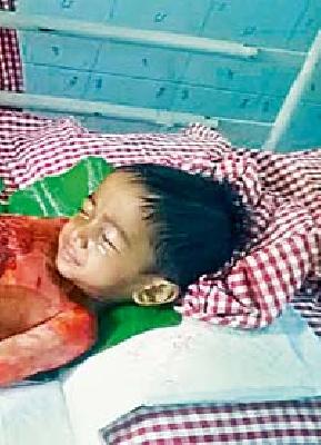 Father's struggle to save his life | चिमुकल्याचा जीव वाचविण्यासाठी वडिलांचा संघर्ष