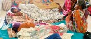 Surgery women have to sleep on the floor! | शस्त्रक्रिया झालेल्या महिलांनाही झोपावे लागते फरशीवर ! Surgery women have to sleep on the floor! | शस्त्रक्रिया झालेल्या महिलांनाही झोपावे लागते फरशीवर !