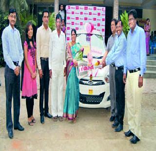 Shobha Rathore car gets honorable | शोभा राठोड ठरल्या कारच्या मानकरी Shobha Rathore car gets honorable | शोभा राठोड ठरल्या कारच्या मानकरी