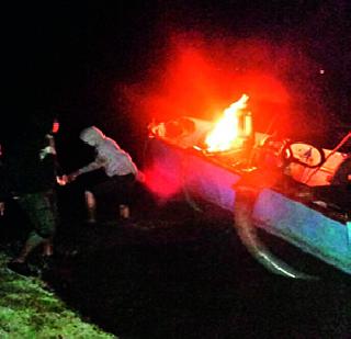 Slow-siding boat was burnt in Kalewadi | काळेवाडीत वाळूउपसा करणारी बोट जाळली