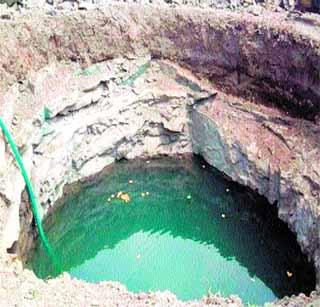 Dead to complete incomplete irrigation wells till June! | अपूर्ण सिंचन विहिरी पूर्ण करण्यास जूनपर्यंत मुदत! Dead to complete incomplete irrigation wells till June! | अपूर्ण सिंचन विहिरी पूर्ण करण्यास जूनपर्यंत मुदत!