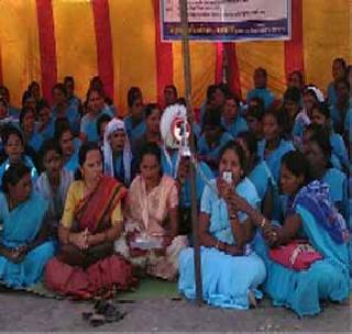 Hope to be fed by volunteers | आशा स्वयंसेविकांनी दिले धरणे Hope to be fed by volunteers | आशा स्वयंसेविकांनी दिले धरणे