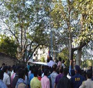 Stress on removing a flag in the old city of Akola | अकोला जुने शहरात ध्वज काढण्यावरून तणाव Stress on removing a flag in the old city of Akola | अकोला जुने शहरात ध्वज काढण्यावरून तणाव
