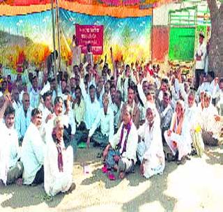 Demolition of forest workers | वन कामगारांचे धरणे आंदोलन Demolition of forest workers | वन कामगारांचे धरणे आंदोलन