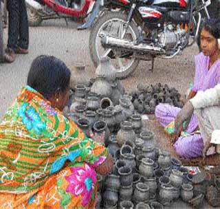 Wamana literature has opened the Khamgaon market | वाणाच्या साहित्याने खामगाव बाजारपेठ सजली Wamana literature has opened the Khamgaon market | वाणाच्या साहित्याने खामगाव बाजारपेठ सजली