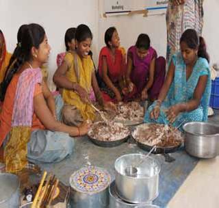 Construction of two and a half thousand women groups in the state | राज्यात होणार अडीच हजार महिला बचतगटांचे निर्माण