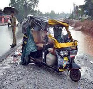Rickshaw pullers in container | तलासरीत कंटेनरची रिक्षाला जोरदार धडक Rickshaw pullers in container | तलासरीत कंटेनरची रिक्षाला जोरदार धडक