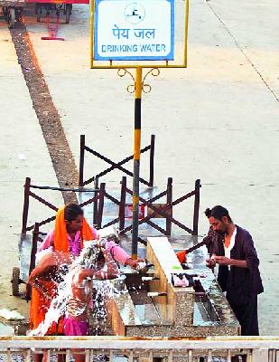 Water on the gooseberry | पालथ्या घड्यावर पाणी: