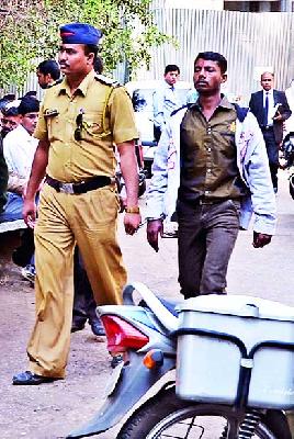 Nashik Road has been beaten up by the prisoner's policeman | नाशिकरोडला कैद्याची पोलिसाला मारहाण