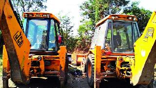 Two JCBs have just one number of tablets | दोन जेसीबींना चक्क एकच नंबरप्लेट