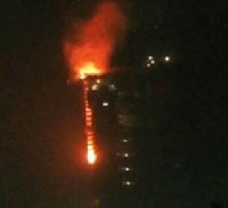 The heavy fire in Malad is finally dead, not alive | मालाडमधील भीषण आग अखेर आटोक्यात, जीवितहानी नाही