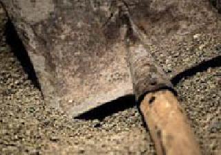 The father, who tried to kill the girl, was arrested | मुलीला जिवंत गाडण्याचा प्रयत्न करणा-या पित्याला अटक