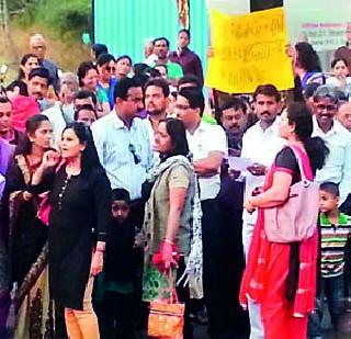 There should be a road in river basin | नदीपात्रातील रस्ता झालाच पाहिजे