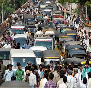 Stop the route on the Mumbai-Pune highway | मुंबई-पुणे महामार्गावर रास्ता रोको