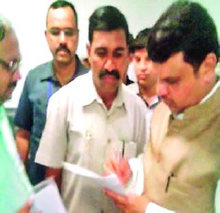 The problem of polyhedra farmer | पॉलिहाऊसधारक शेतकरी अडचणीत